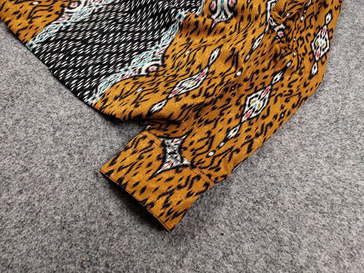Other Vintage 90's Batik Arjuna Weda Japan Bright gold men's Shirt Size US L / EU 52-54 / 3 - 5 Thumbnail
