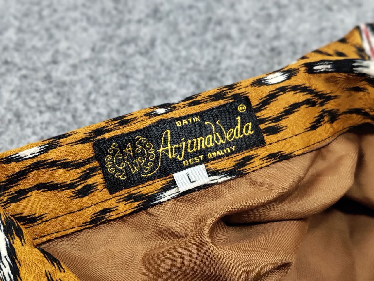Other Vintage 90's Batik Arjuna Weda Japan Bright gold men's Shirt Size US L / EU 52-54 / 3 - 19 Thumbnail