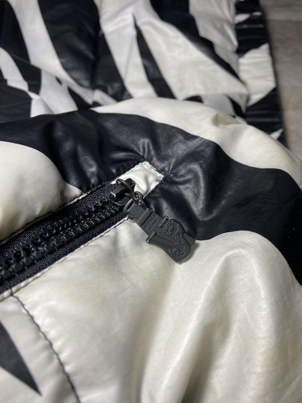 Versace Versace Puffer Jacket Zebra Print - M Size US M / EU 48-50 / 2 - 9 Thumbnail
