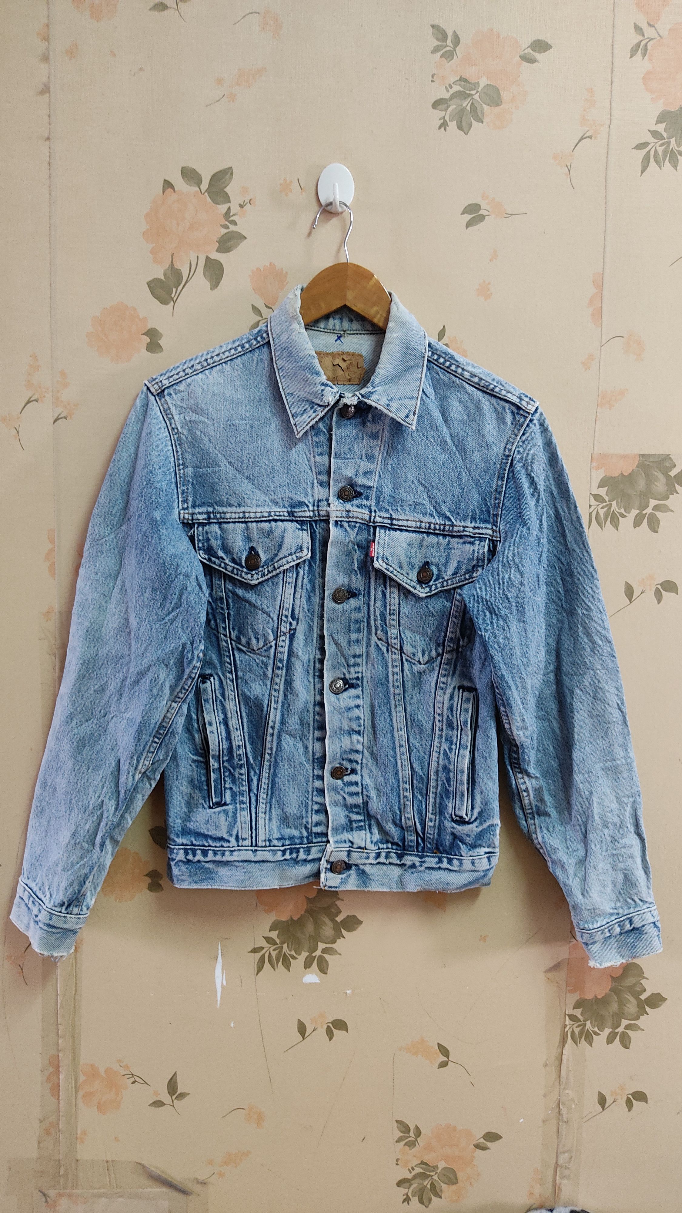 VINTAGE LEVI'S DISTRESSED DENIM JACKET