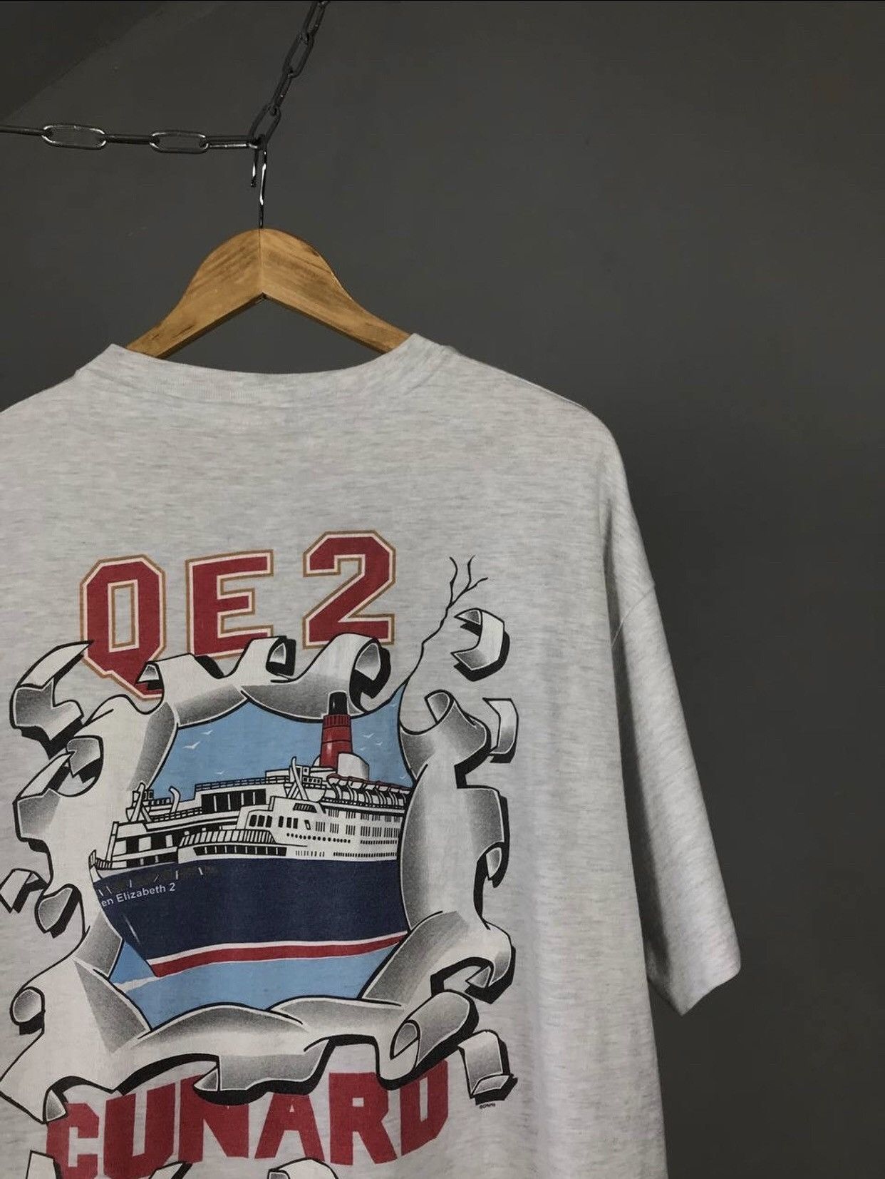 Vintage Queen Elizabeth 2 1995 vintage movie made in USA tee Size US XL / EU 56 / 4 - 6 Thumbnail