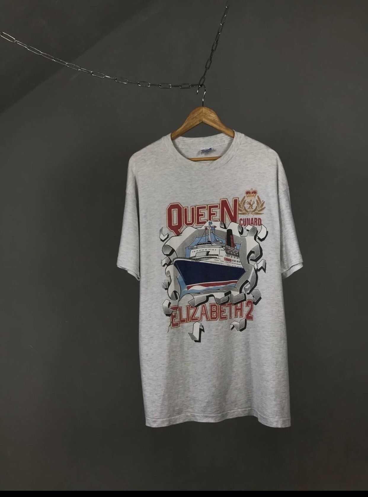 Vintage Queen Elizabeth 2 1995 vintage movie made in USA tee Size US XL / EU 56 / 4 - 1 Thumbnail