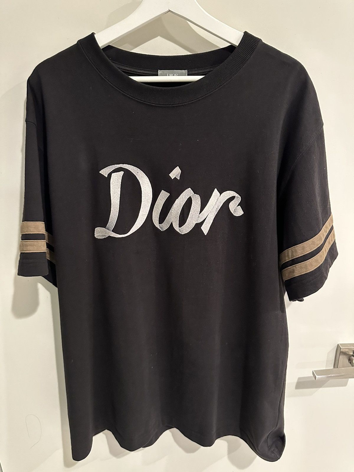 Dior ブラック Tシャツ ロゴ 47 Dior 47 Black T-Shirt – Hypedstreetgear Apparel