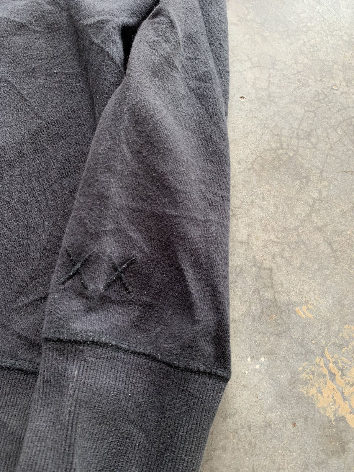Kaws Vintage Sun Faded Kaws Uniqlo Sweatshirt Size US L / EU 52-54 / 3 - 3 Thumbnail