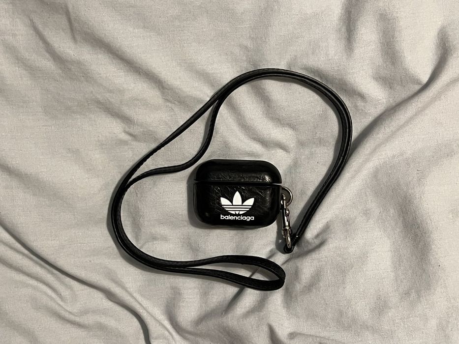 Airpods pro case discount adidas