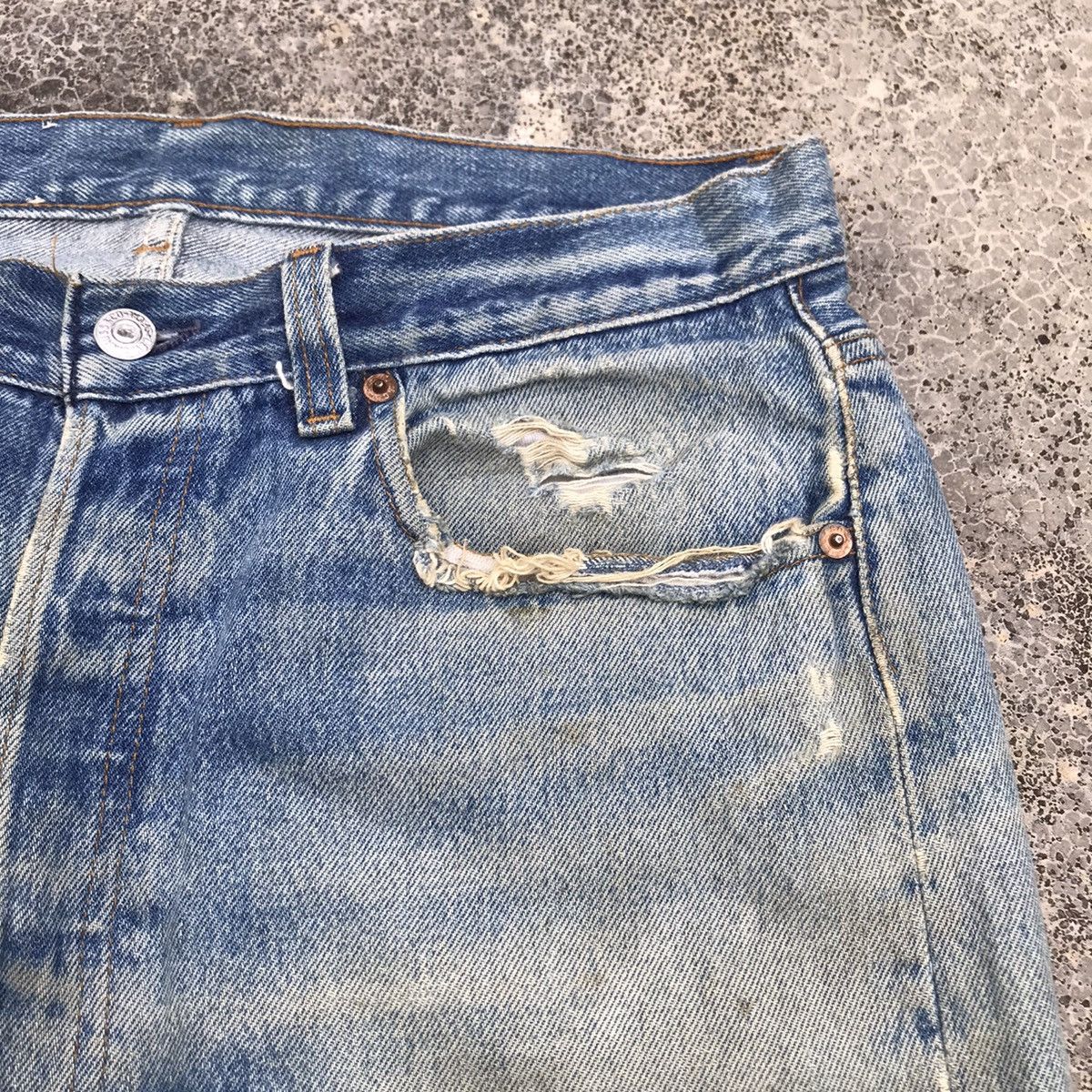 Levi's Vintage Levi’s 501 Dirty Faded Blue Wash Buttonfly Jeans Size US 32 / EU 48 - 6 Thumbnail