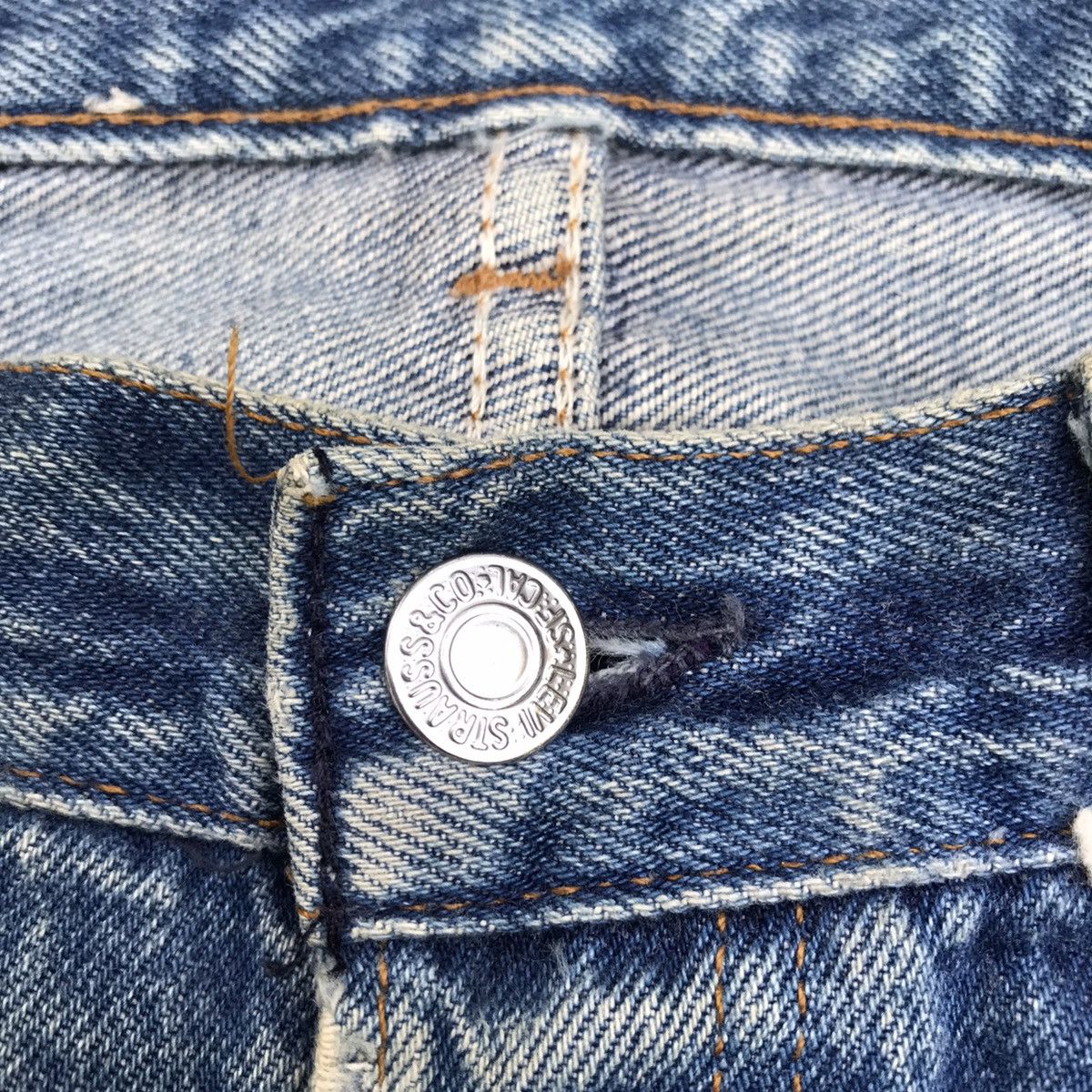 Levi's Vintage Levi’s 501 Dirty Faded Blue Wash Buttonfly Jeans Size US 32 / EU 48 - 12 Thumbnail