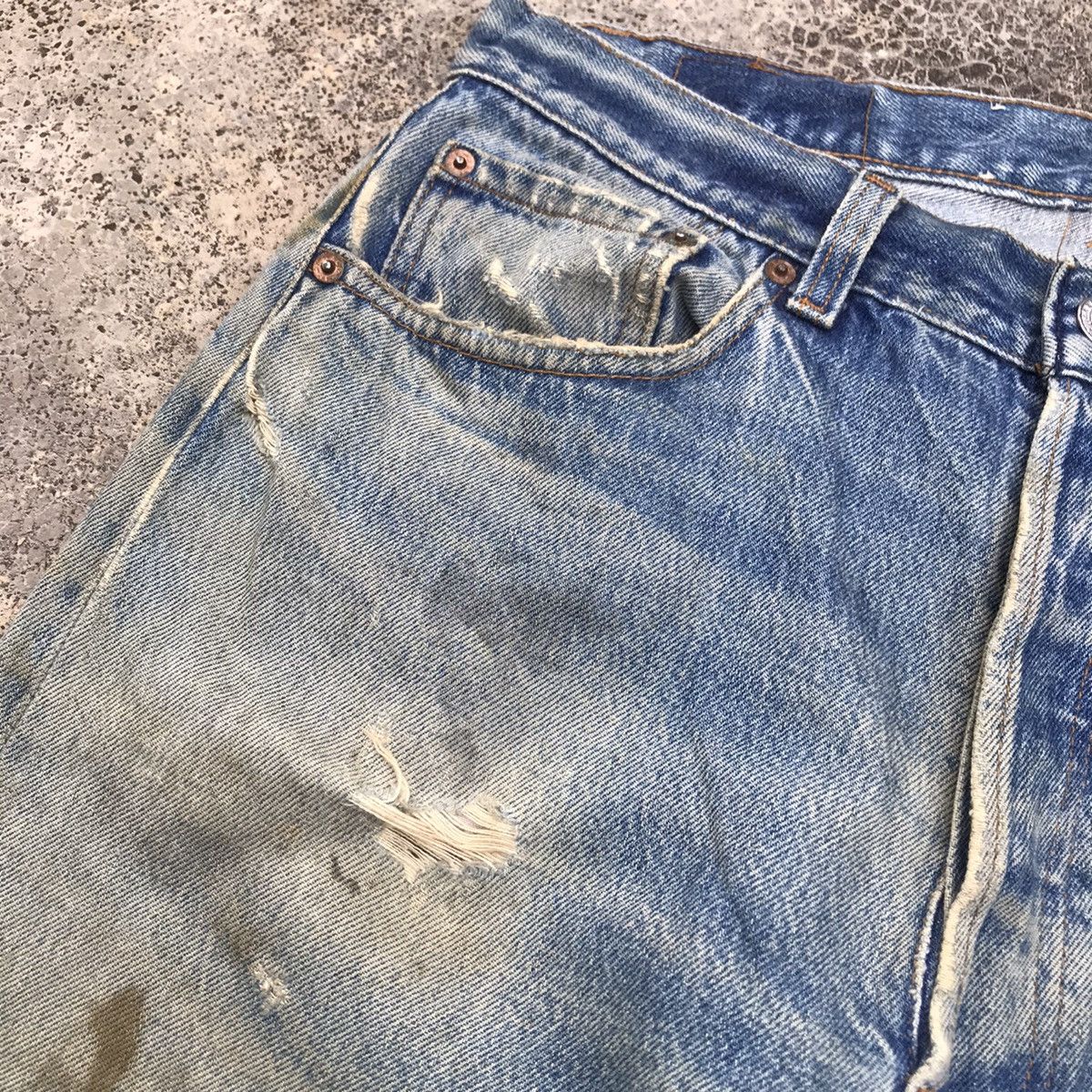 Levi's Vintage Levi’s 501 Dirty Faded Blue Wash Buttonfly Jeans Size US 32 / EU 48 - 7 Thumbnail