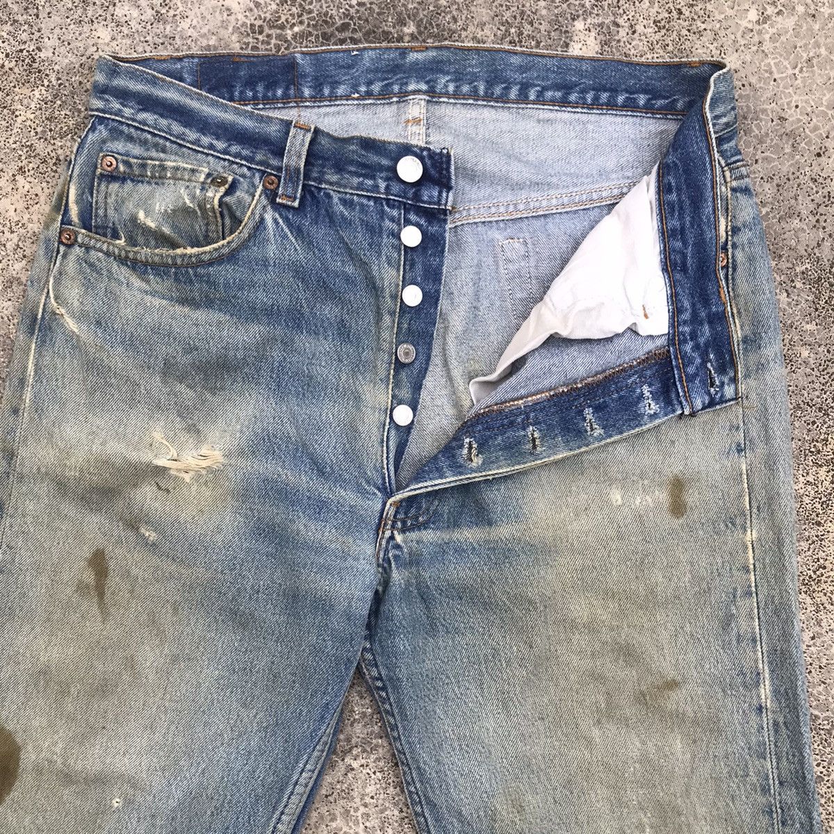 Levi's Vintage Levi’s 501 Dirty Faded Blue Wash Buttonfly Jeans Size US 32 / EU 48 - 14 Thumbnail