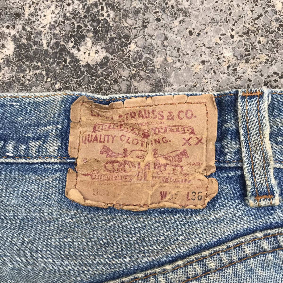 Levi's Vintage Levi’s 501 Dirty Faded Blue Wash Buttonfly Jeans Size US 32 / EU 48 - 18 Thumbnail