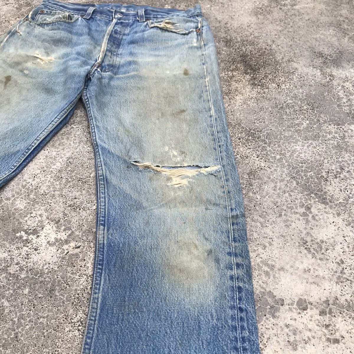 Levi's Vintage Levi’s 501 Dirty Faded Blue Wash Buttonfly Jeans Size US 32 / EU 48 - 5 Thumbnail