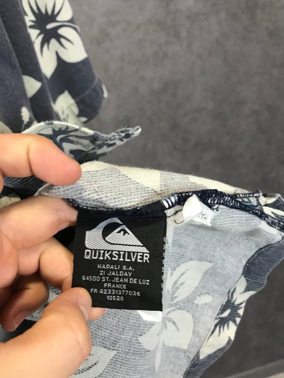 Quiksilver Quiksilver vintage Hawaiian flower velvet shirt Size US XL / EU 56 / 4 - 5 Thumbnail