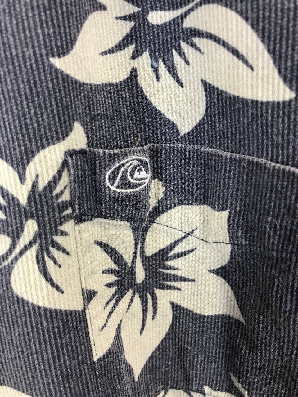 Quiksilver Quiksilver vintage Hawaiian flower velvet shirt Size US XL / EU 56 / 4 - 3 Thumbnail