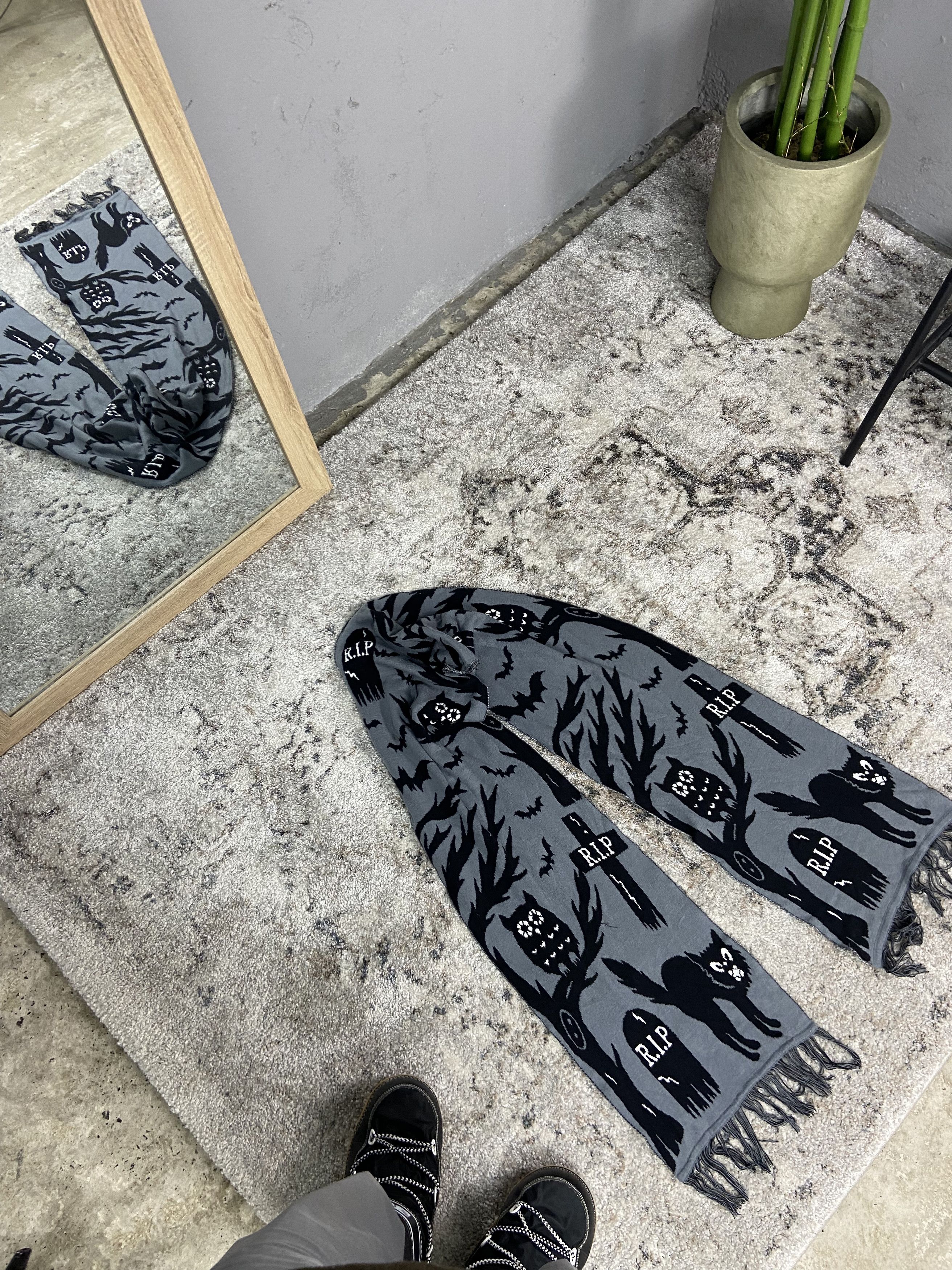 Vintage VERY BIG (200cm) R.I.P. Y2K VINTAGE RARE SCARF - № 4186 Size ONE SIZE - 1 Thumbnail