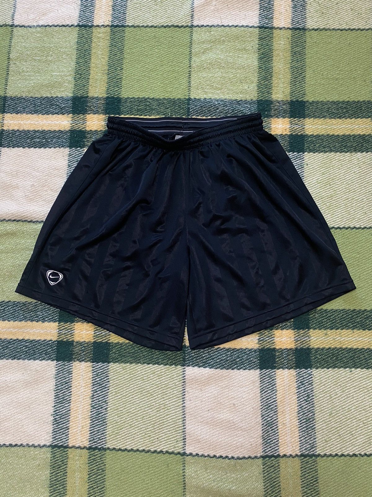 Nike Vintage Nike shorts streetwear swoosh casual y2k size L Size US 34 / EU 50 - 1 Thumbnail