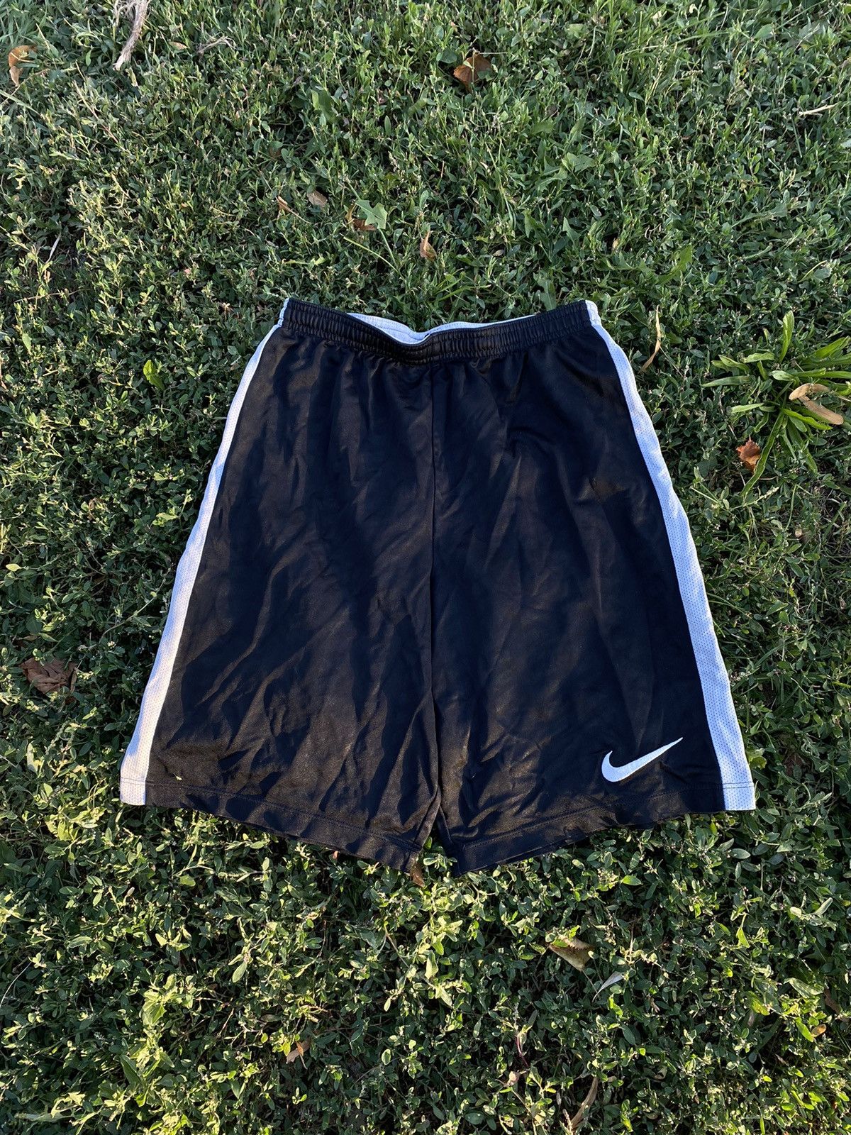 Nike Vintage Nike shorts streetwear swoosh casual y2k size S Size US 30 / EU 46 - 1 Thumbnail