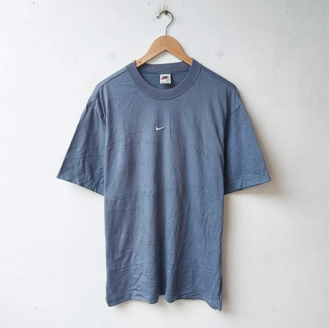 Vintage 90's NIKE Swoosh Center Tshirt