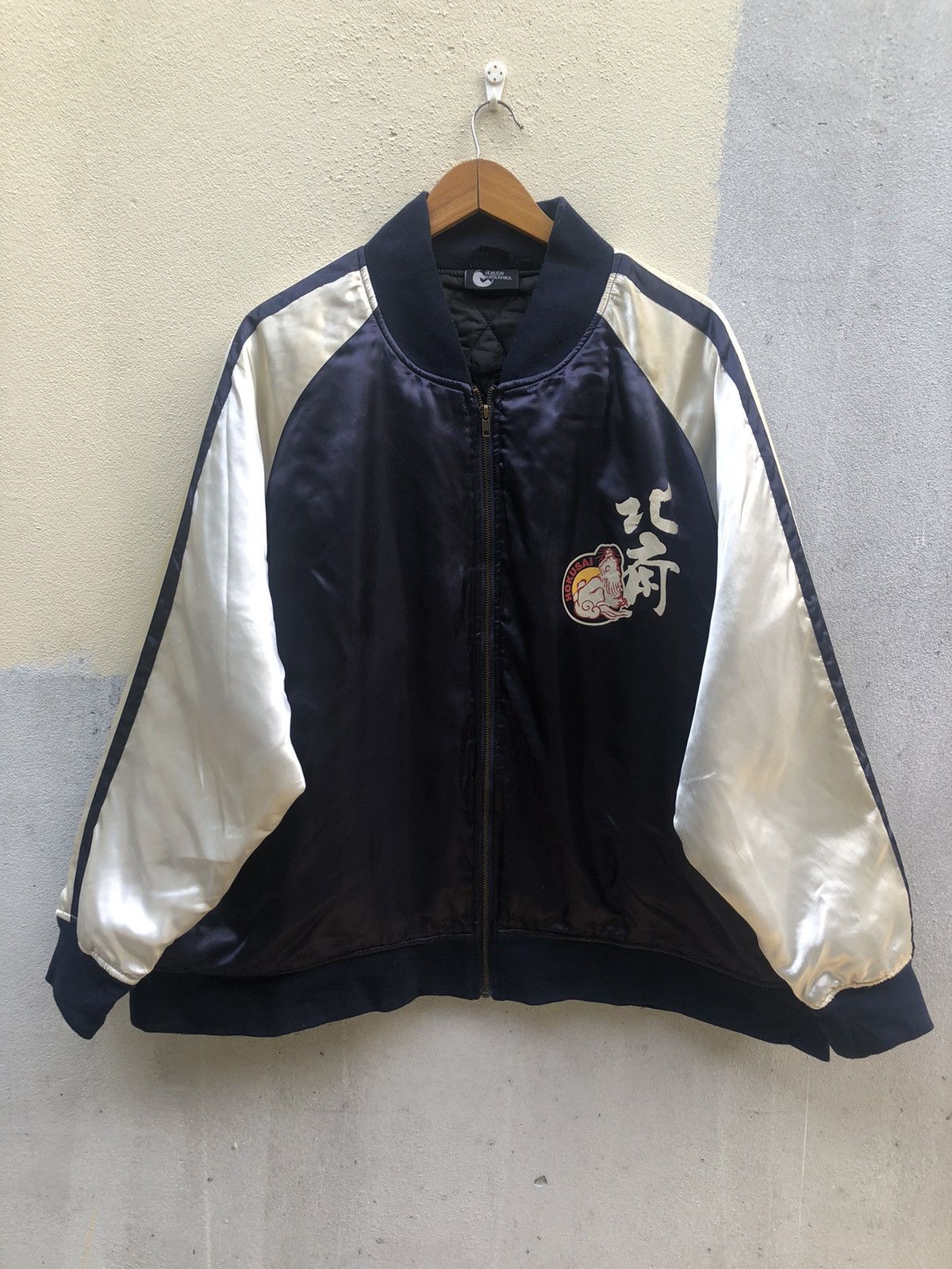 20471120 × Beauty Beast Hokusai Katsushika Quilted Down Blue Jackets Size US XXL / EU 58 / 5 - 2 Thumbnail
