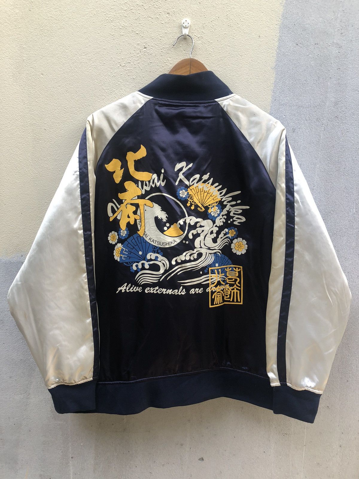 20471120 × Beauty Beast Hokusai Katsushika Quilted Down Blue Jackets Size US XXL / EU 58 / 5 - 1 Thumbnail