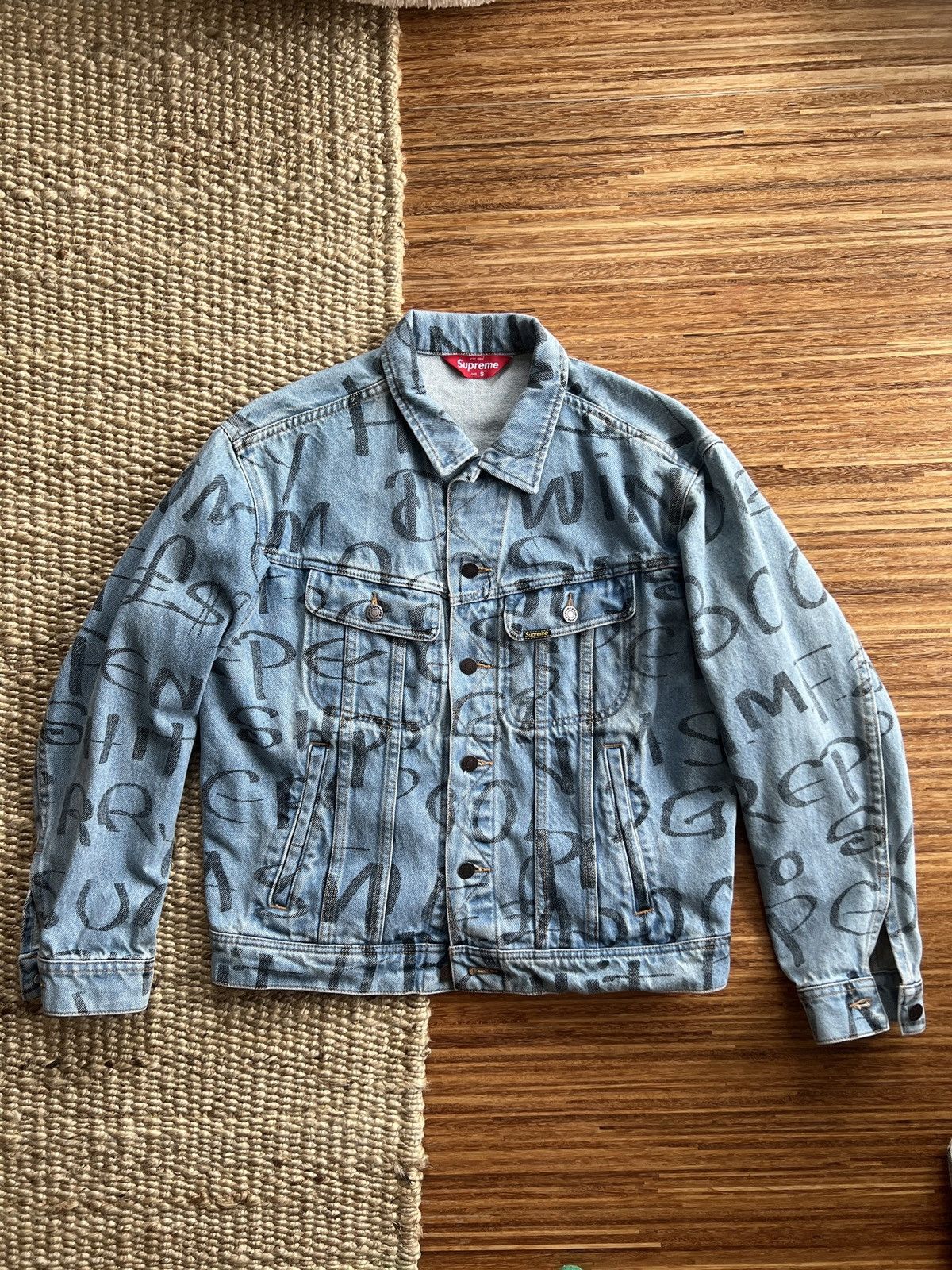 Supreme Studded Denim Jacket シュプリーム デニム Supreme Studded Seam Denim Trucker Jacket (SS25) - $398