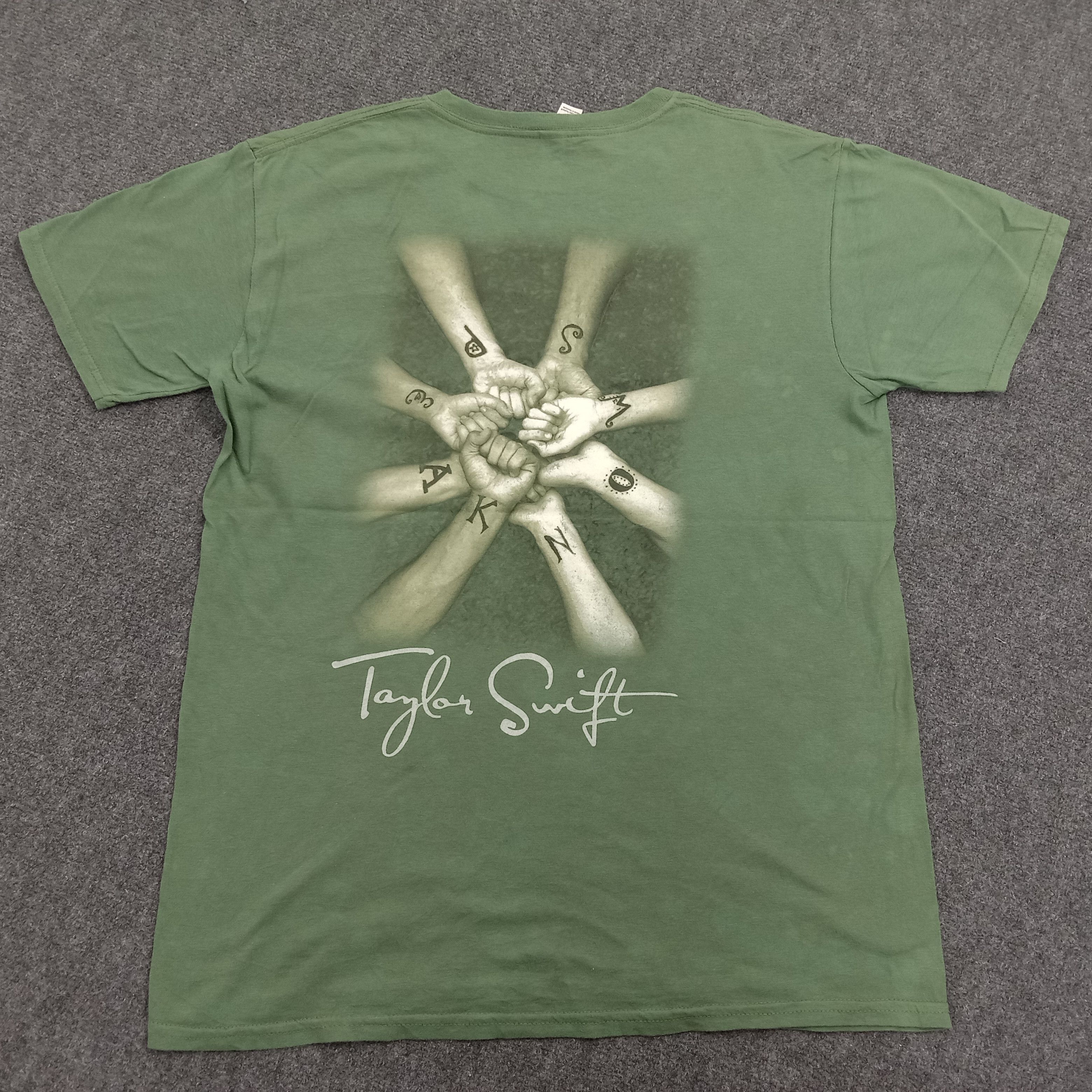 Band Tees Taylor Swift American Singer Songwriter Tour Tshirt Size US M / EU 48-50 / 2 - 1 Thumbnail