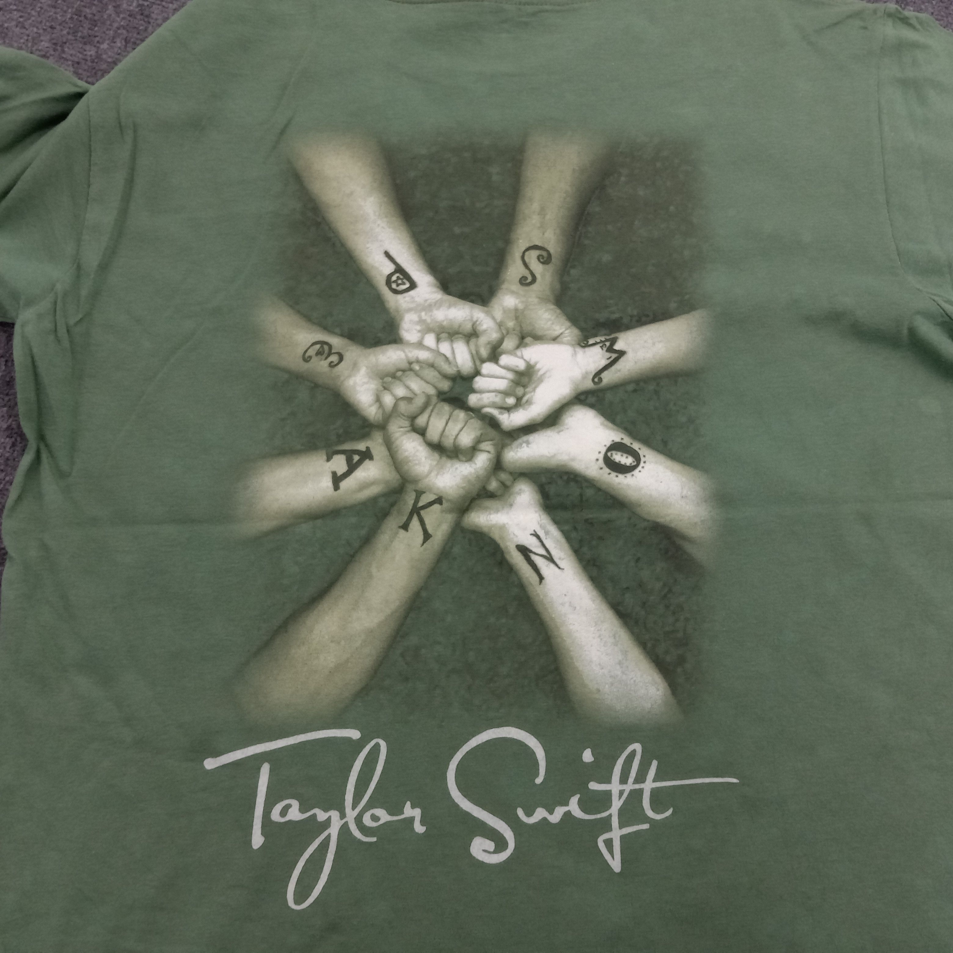 Band Tees Taylor Swift American Singer Songwriter Tour Tshirt Size US M / EU 48-50 / 2 - 3 Thumbnail