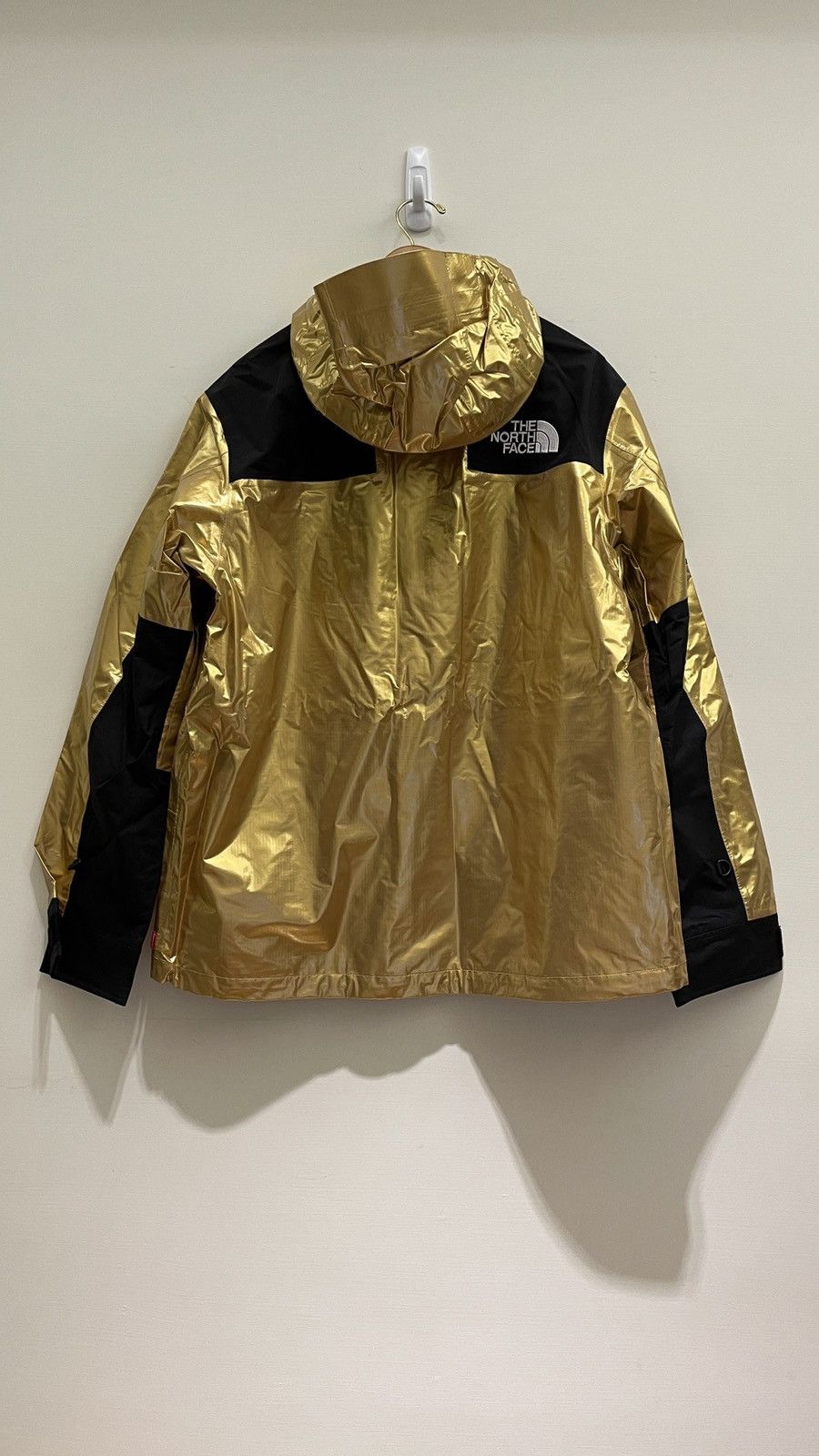 Supreme × The North Face Supreme The North Face Metallic Mountain Parka Gold Size US L / EU 52-54 / 3 - 2 Thumbnail