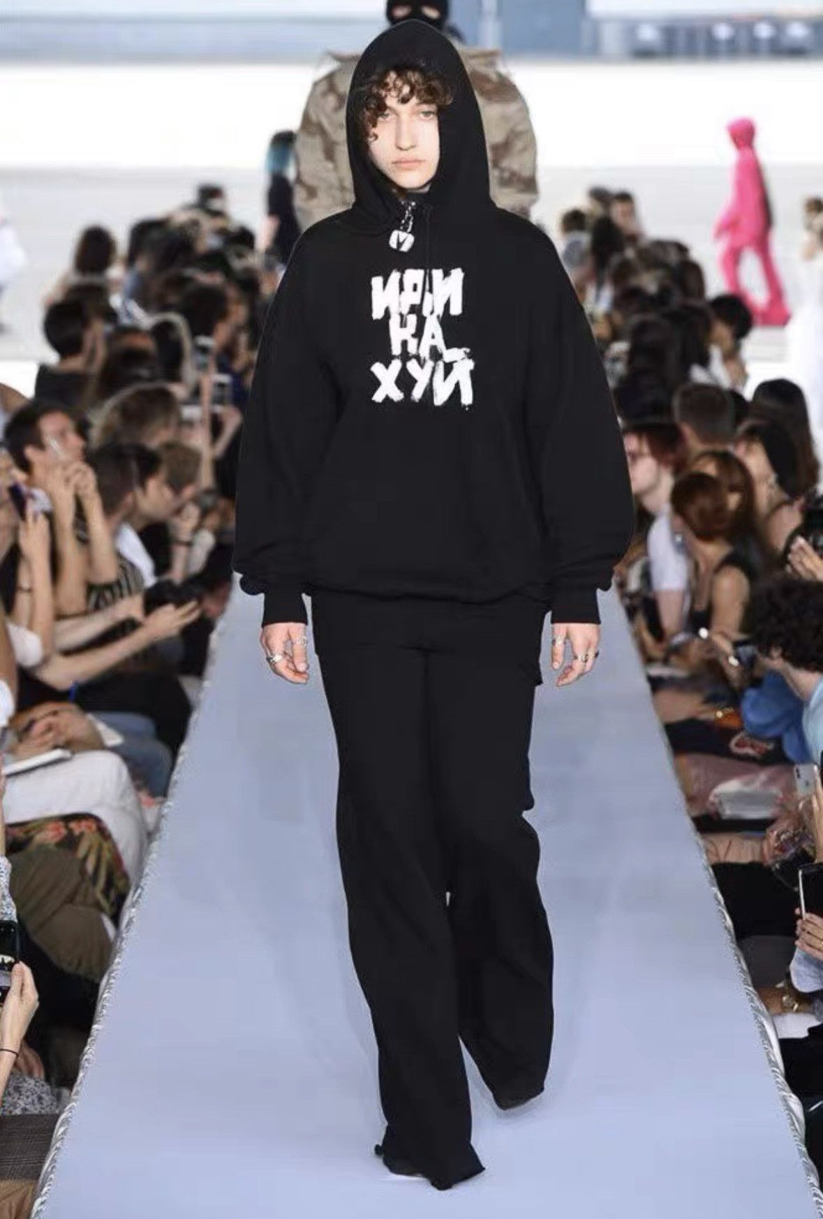 Vetements 19SS FAMILY AND WAR chocker