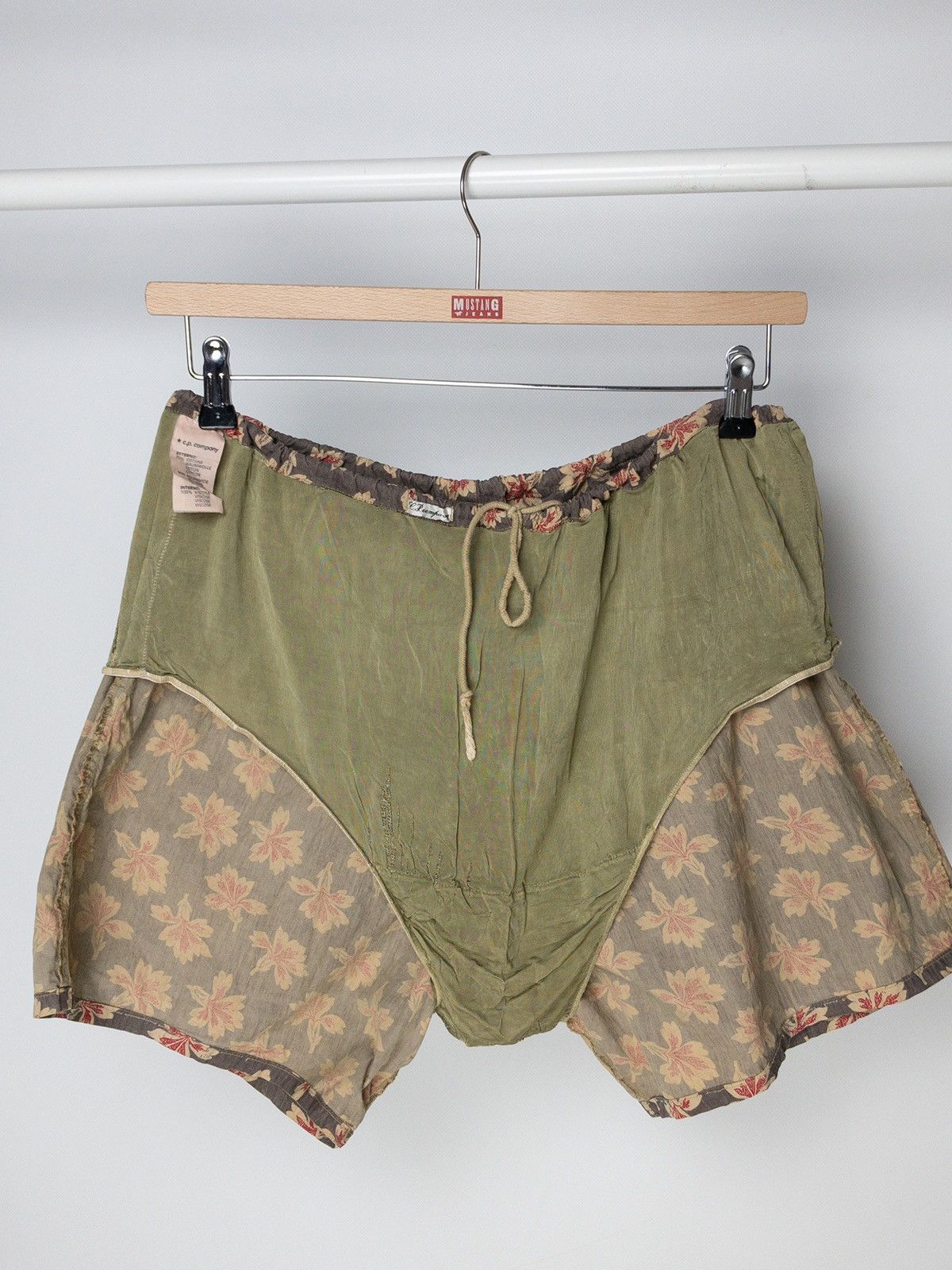 C.P. Company 90’s C.P. Company from Massimo Osti flowers printed shorts Size US 34 / EU 50 - 7 Thumbnail