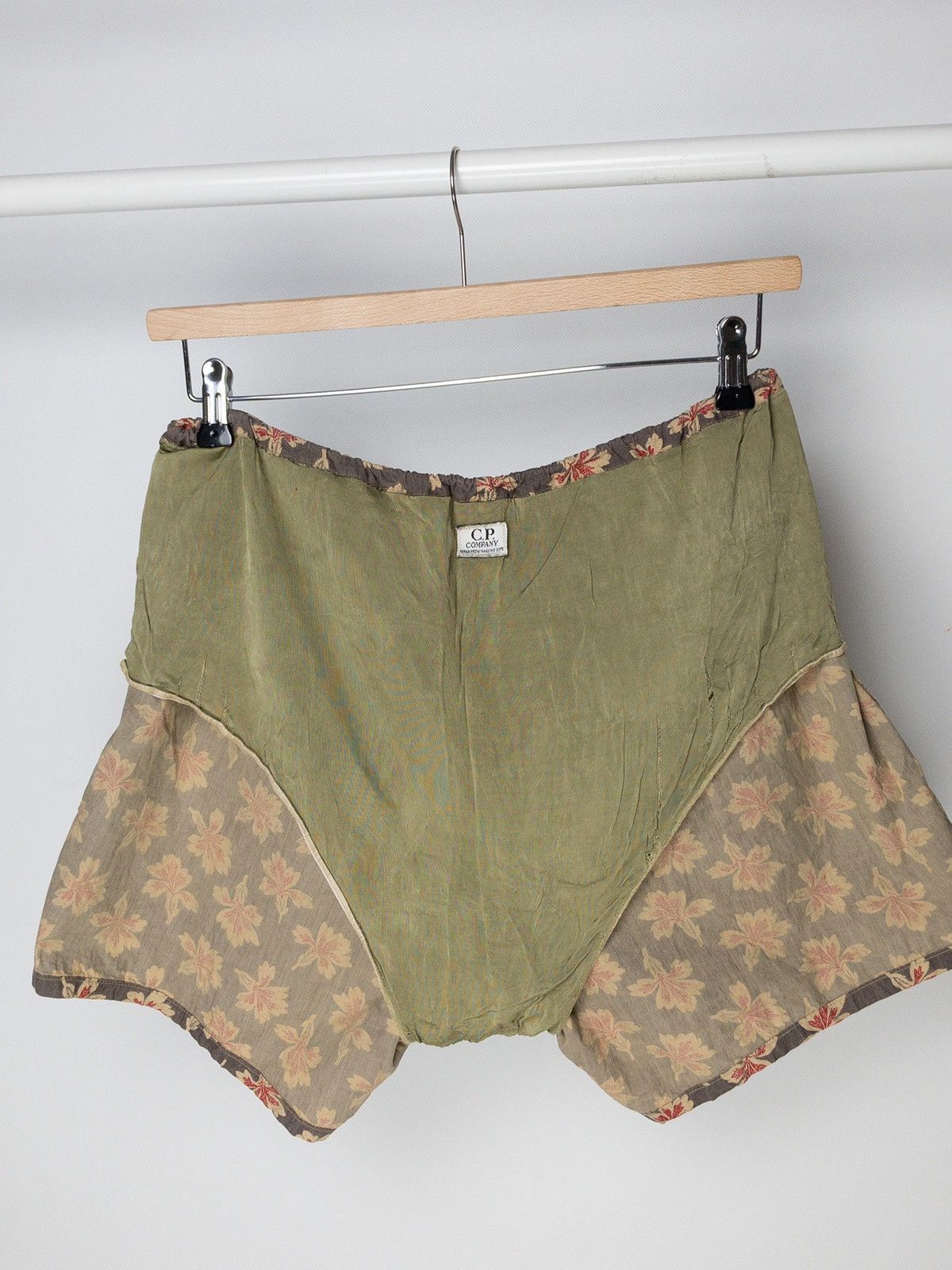 C.P. Company 90’s C.P. Company from Massimo Osti flowers printed shorts Size US 34 / EU 50 - 6 Thumbnail