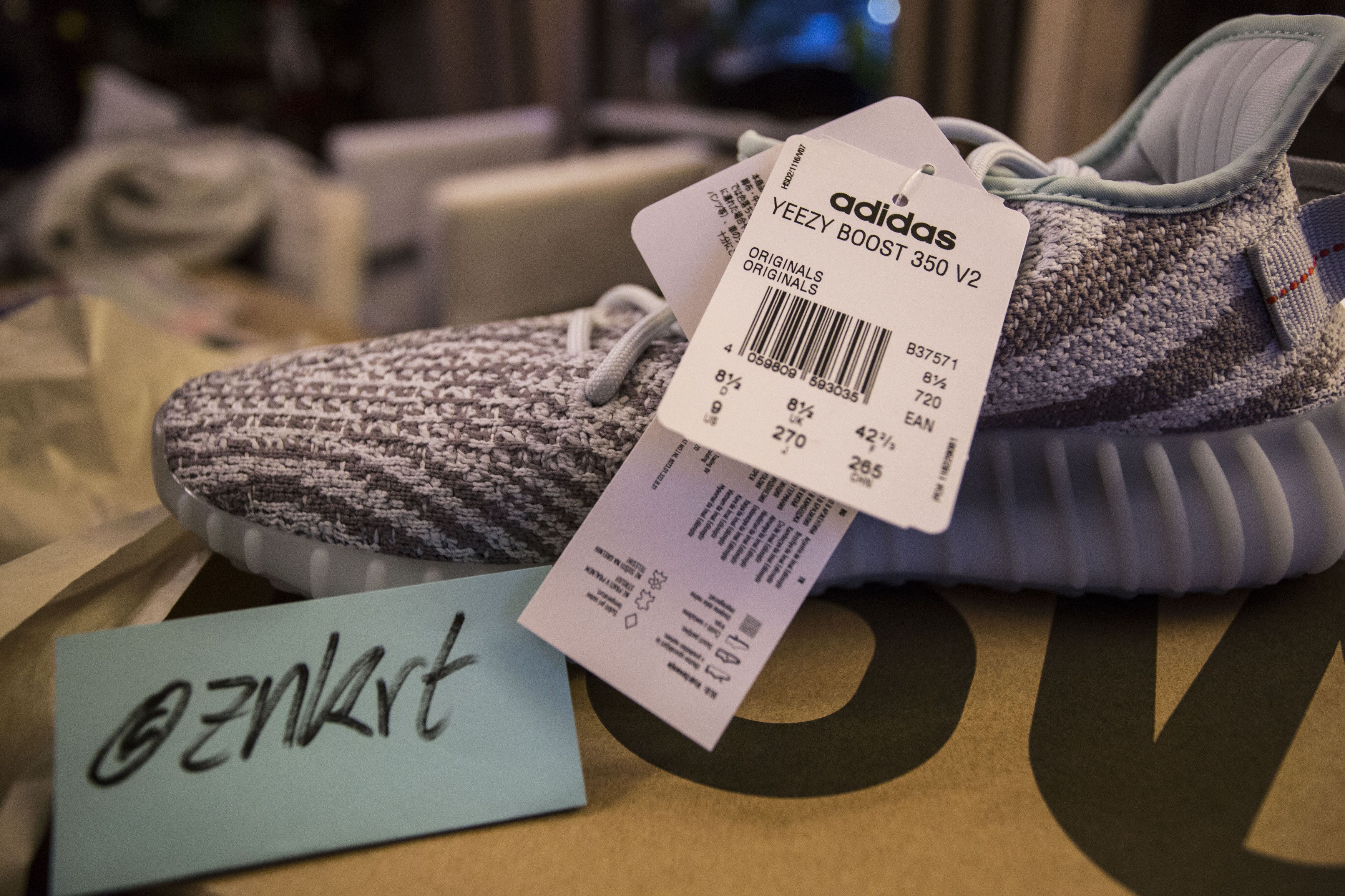 YEEZY BOOST 350 V2 BLUE TINT GREY THREE HIGH RESOLUTION RED