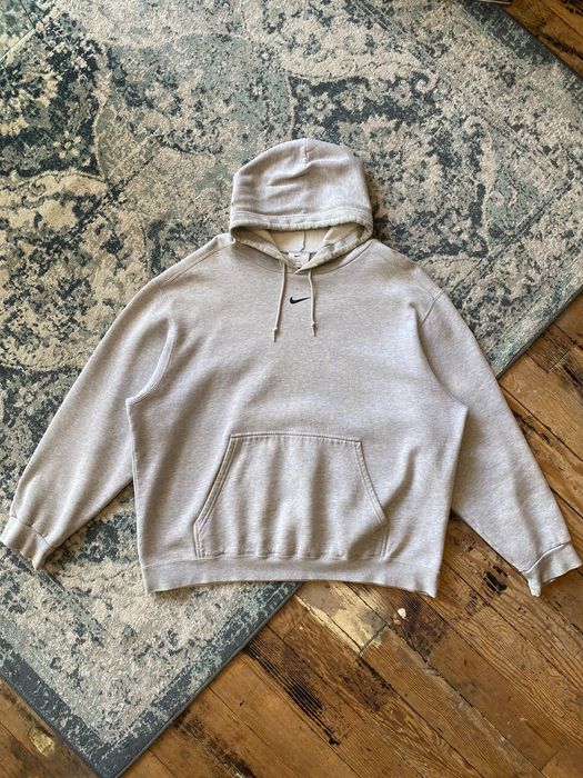 Nike logo best sale middle hoodie