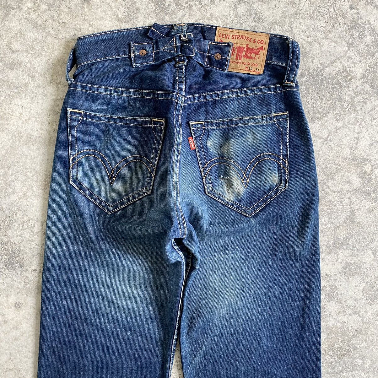 Levi's Vintage Levi's 902 Faded Blue Cinch Back Wide Leg Jeans Size US 30 / EU 46 - 14 Thumbnail