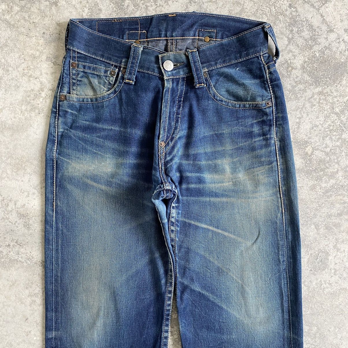 Levi's Vintage Levi's 902 Faded Blue Cinch Back Wide Leg Jeans Size US 30 / EU 46 - 2 Thumbnail