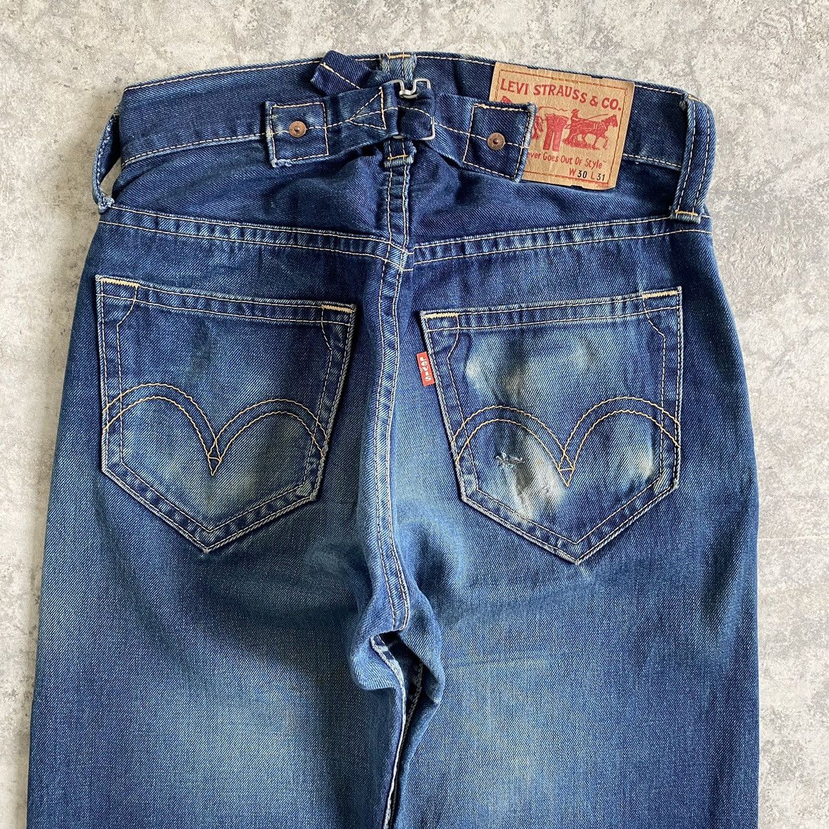 Levi's Vintage Levi's 902 Faded Blue Cinch Back Wide Leg Jeans Size US 30 / EU 46 - 19 Thumbnail