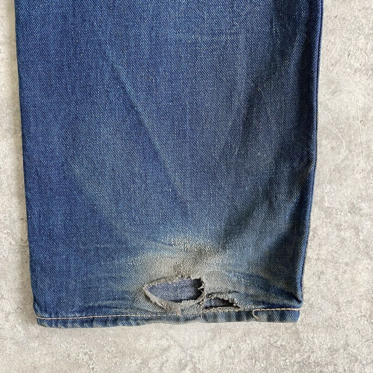 Levi's Vintage Levi's 902 Faded Blue Cinch Back Wide Leg Jeans Size US 30 / EU 46 - 17 Thumbnail