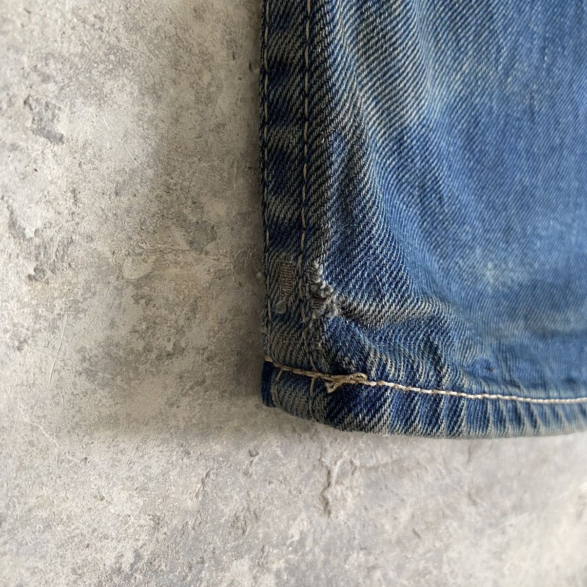 Levi's Vintage Levi's 902 Faded Blue Cinch Back Wide Leg Jeans Size US 30 / EU 46 - 7 Thumbnail