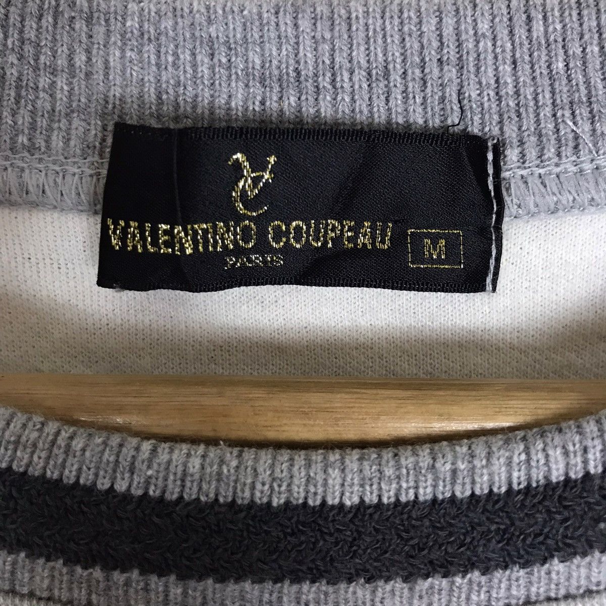 Vintage Vintage 90s VALENTINO COUPEAU Paris Crewneck Sweatshirt Size US M / EU 48-50 / 2 - 7 Thumbnail