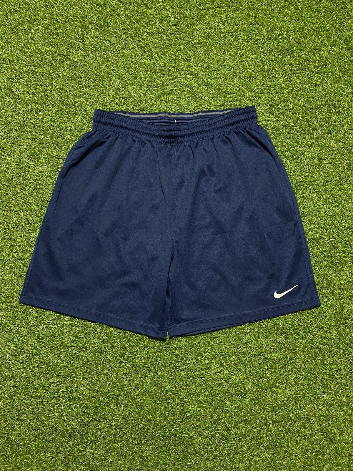 Nike Vintage Nike shorts streetwear swoosh casual y2k size L Size US 34 / EU 50 - 1 Thumbnail