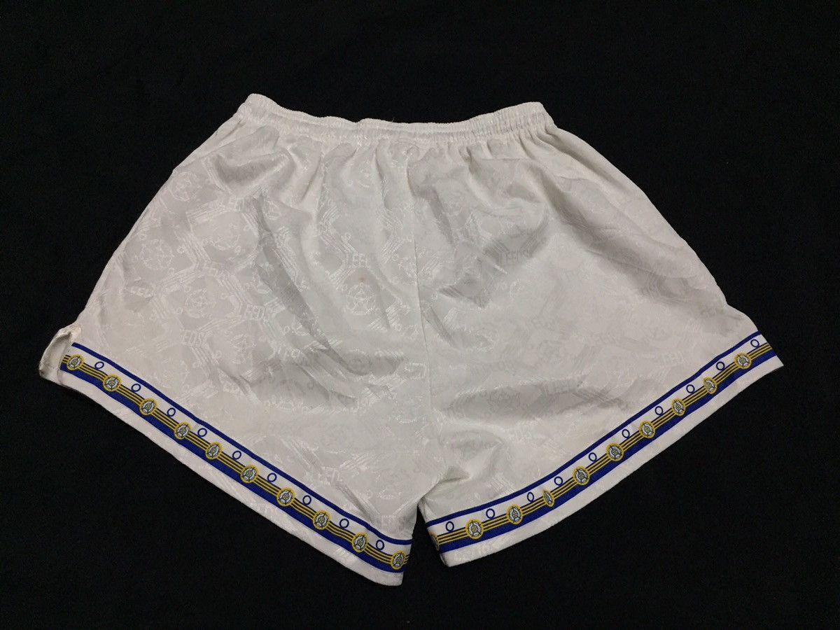 Vintage Vintage 1992 Leeds United football club Shorts Size US 30 / EU 46 - 2 Thumbnail