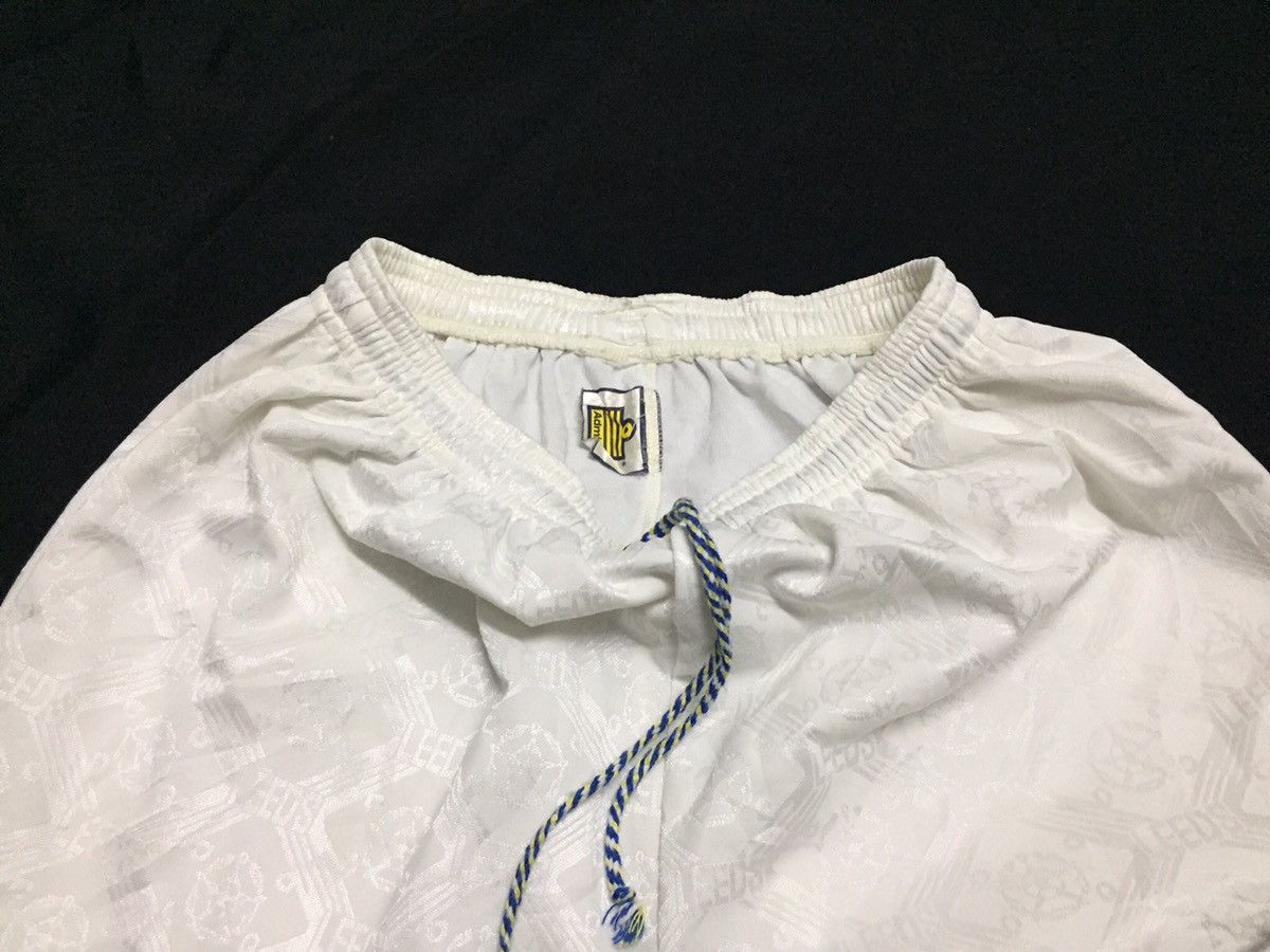 Vintage Vintage 1992 Leeds United football club Shorts Size US 30 / EU 46 - 3 Thumbnail