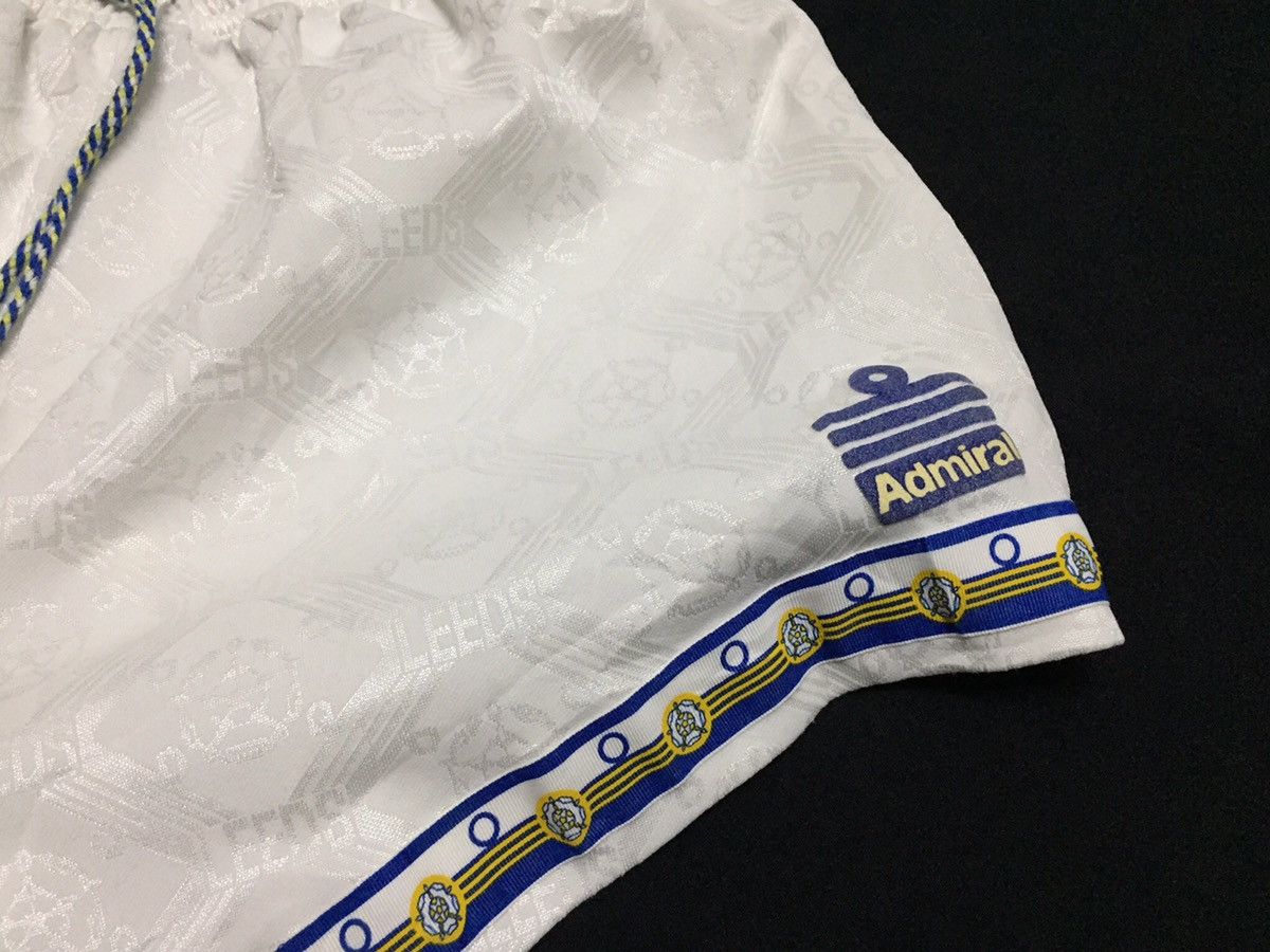 Vintage Vintage 1992 Leeds United football club Shorts Size US 30 / EU 46 - 4 Thumbnail