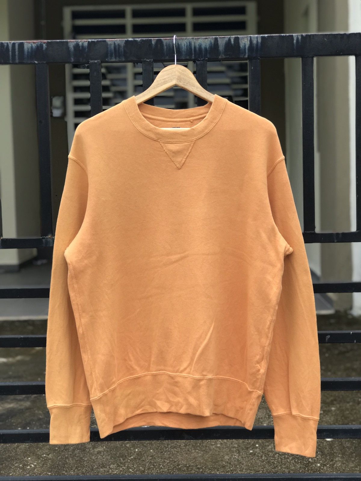Uniqlo Uniqlo Crewneck Plain Sweatshirt Size US L / EU 52-54 / 3 - 1 Thumbnail