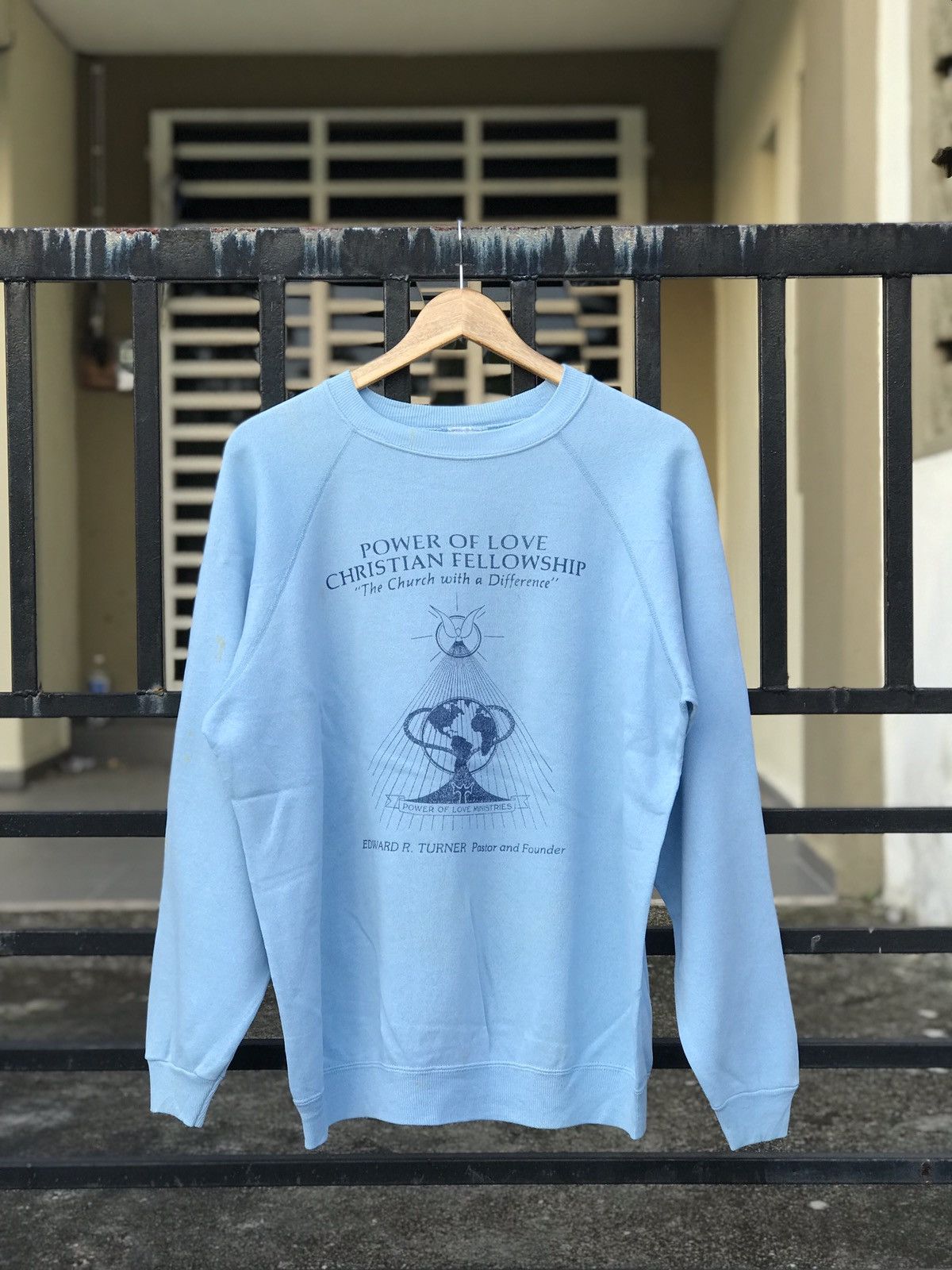 Hanes Vintage 90s Edward R. Turner sweatshirt. Size US L / EU 52-54 / 3 - 1 Thumbnail