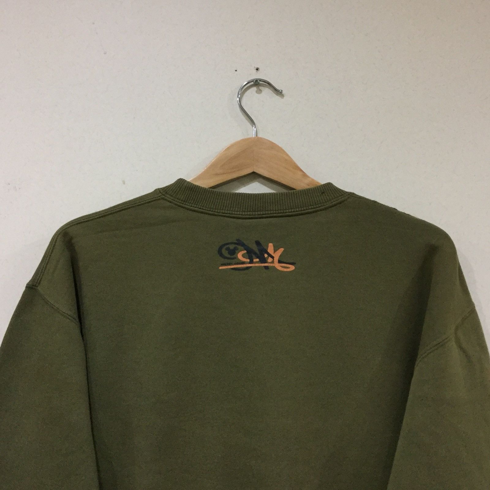 Disney × Mickey Mouse MICKEY MOUSE sweatshirt spell out big design.. green army Size US M / EU 48-50 / 2 - 5 Thumbnail