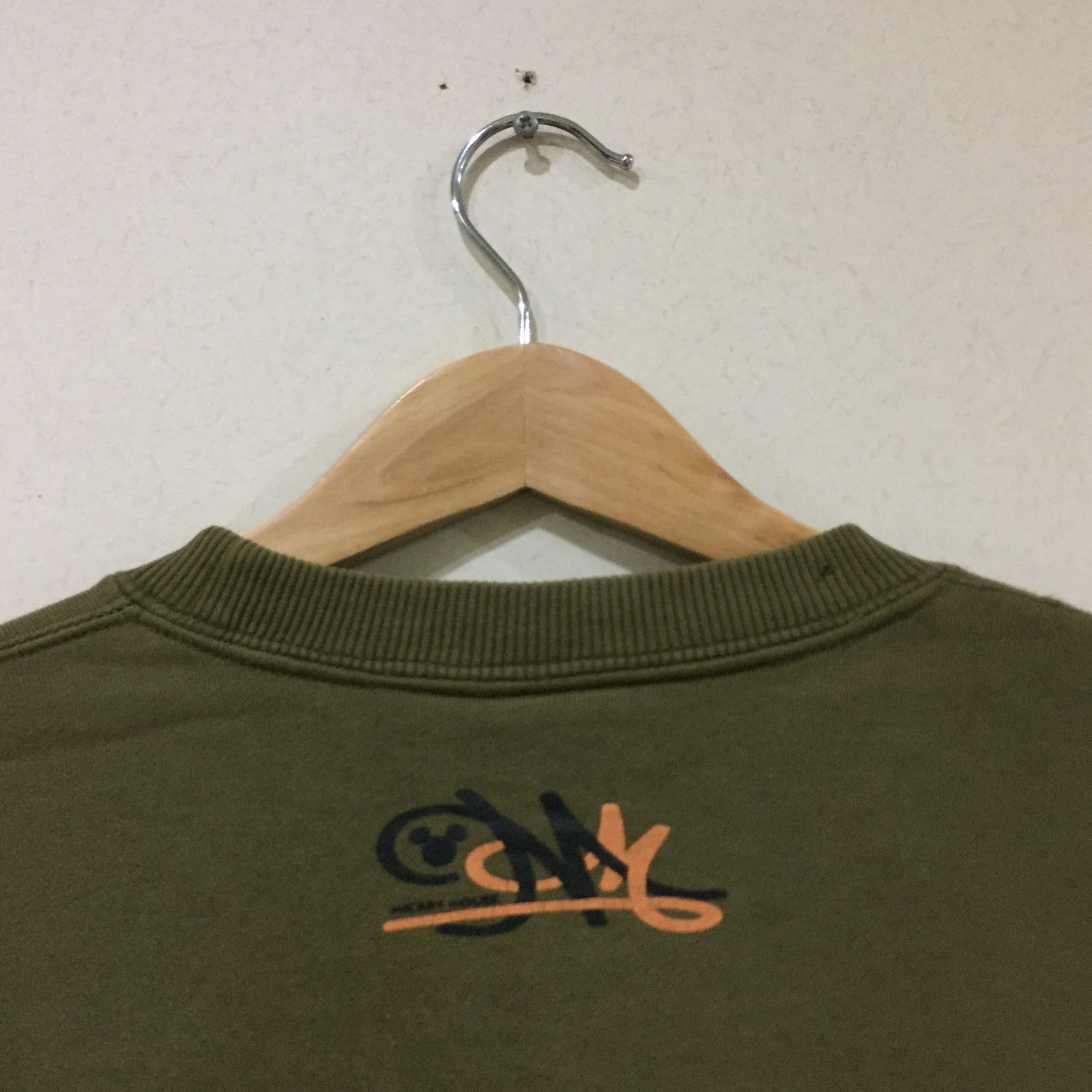 Disney × Mickey Mouse MICKEY MOUSE sweatshirt spell out big design.. green army Size US M / EU 48-50 / 2 - 6 Thumbnail