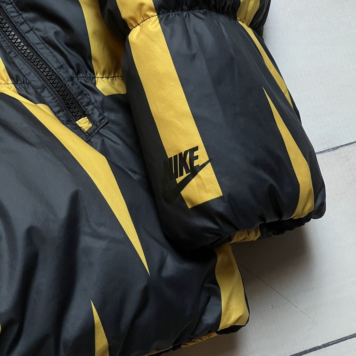Nike Vintage Nike Print Puffer Down Jacket Ochre Black Yellow Size US XL / EU 56 / 4 - 4 Thumbnail