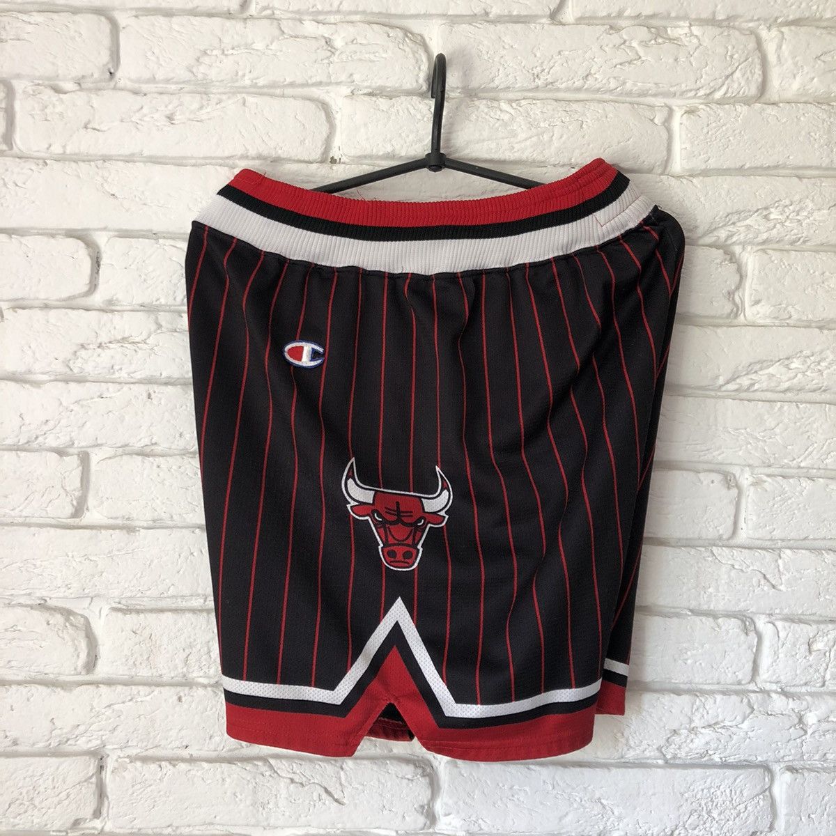 Champion × NBA Champion Chicago Bulls vintage shorts Size US 34 / EU 50 - 2 Thumbnail
