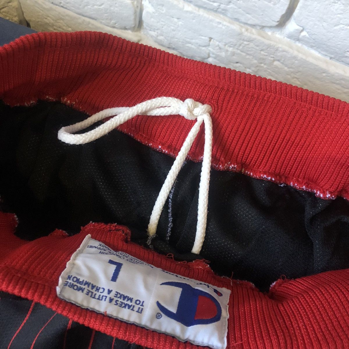 Champion × NBA Champion Chicago Bulls vintage shorts Size US 34 / EU 50 - 8 Thumbnail
