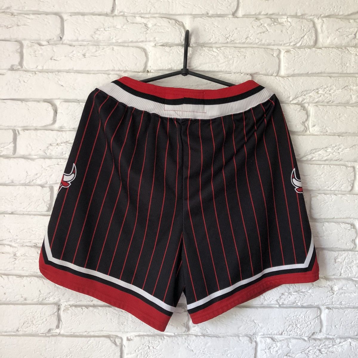 Champion × NBA Champion Chicago Bulls vintage shorts Size US 34 / EU 50 - 3 Thumbnail